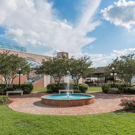 Days Inn & Suites By Wyndham Jennings Bagian luar foto