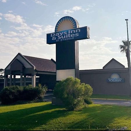 Days Inn & Suites By Wyndham Jennings Bagian luar foto