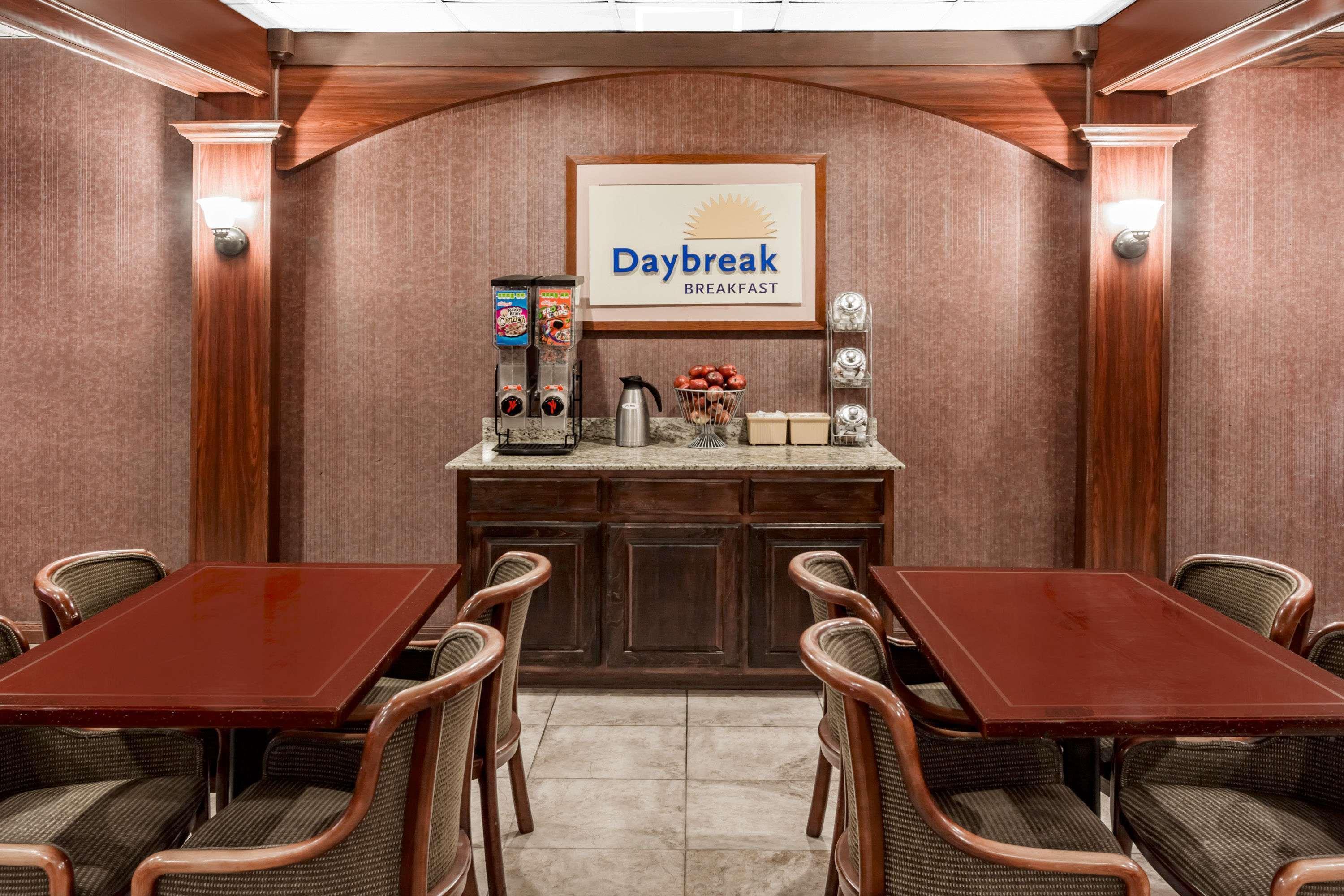 Days Inn & Suites By Wyndham Jennings Bagian luar foto