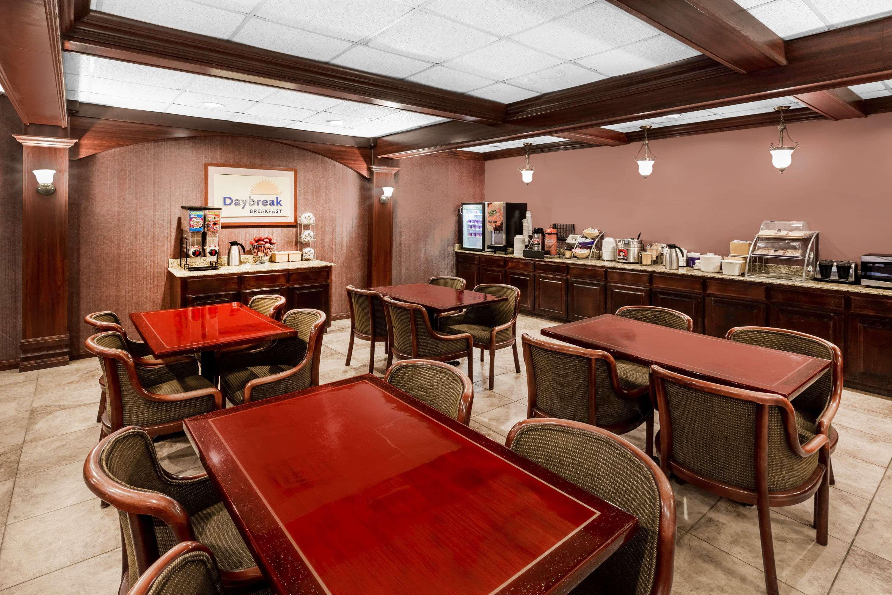 Days Inn & Suites By Wyndham Jennings Bagian luar foto
