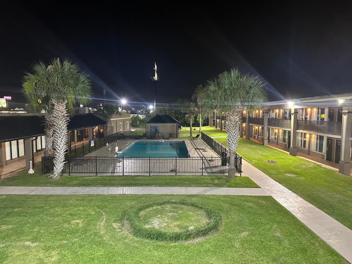 Days Inn & Suites By Wyndham Jennings Bagian luar foto