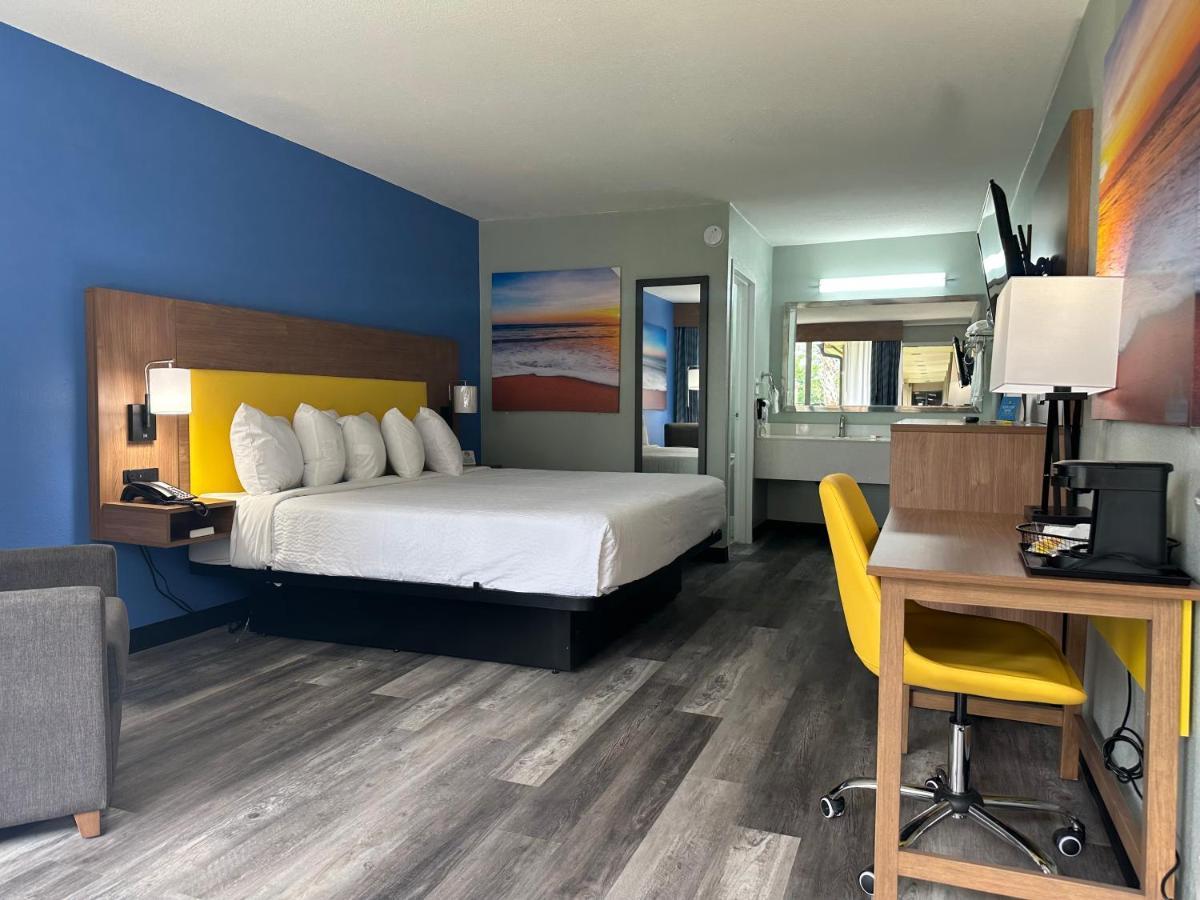 Days Inn & Suites By Wyndham Jennings Bagian luar foto
