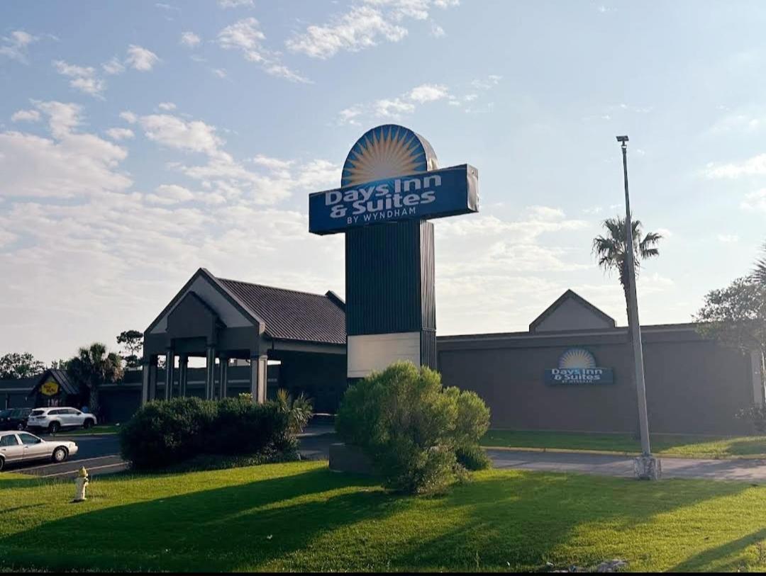 Days Inn & Suites By Wyndham Jennings Bagian luar foto