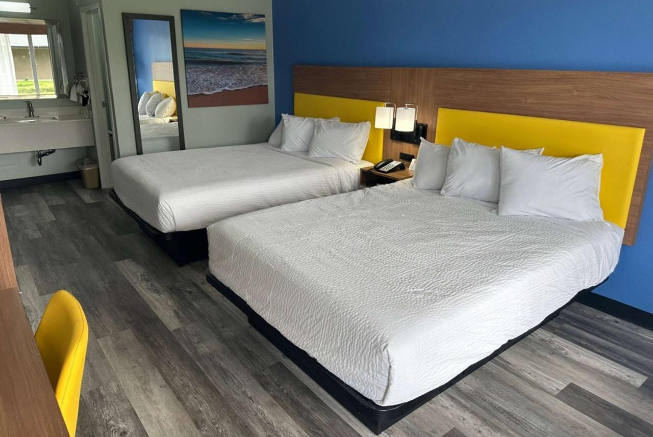 Days Inn & Suites By Wyndham Jennings Bagian luar foto