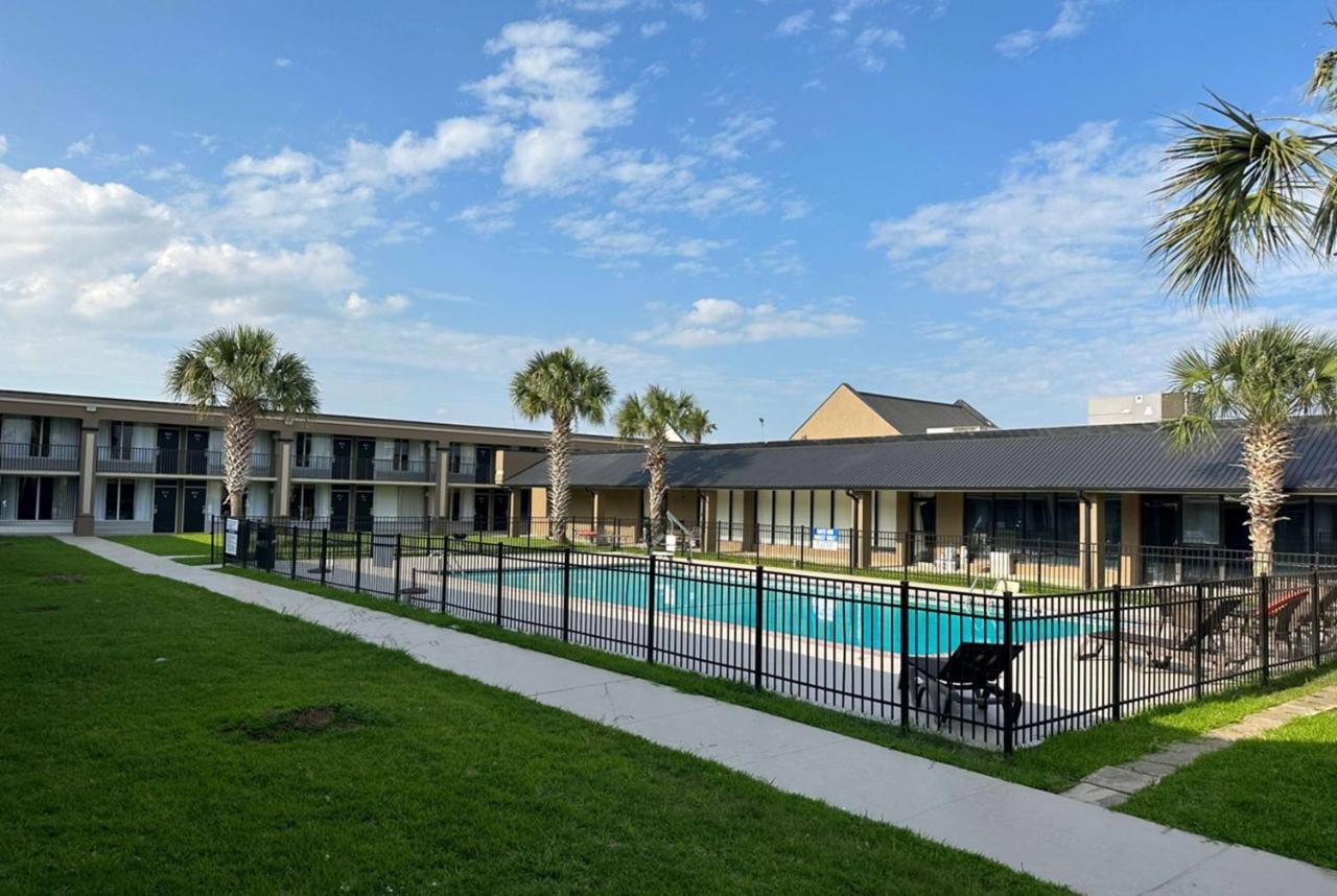 Days Inn & Suites By Wyndham Jennings Bagian luar foto