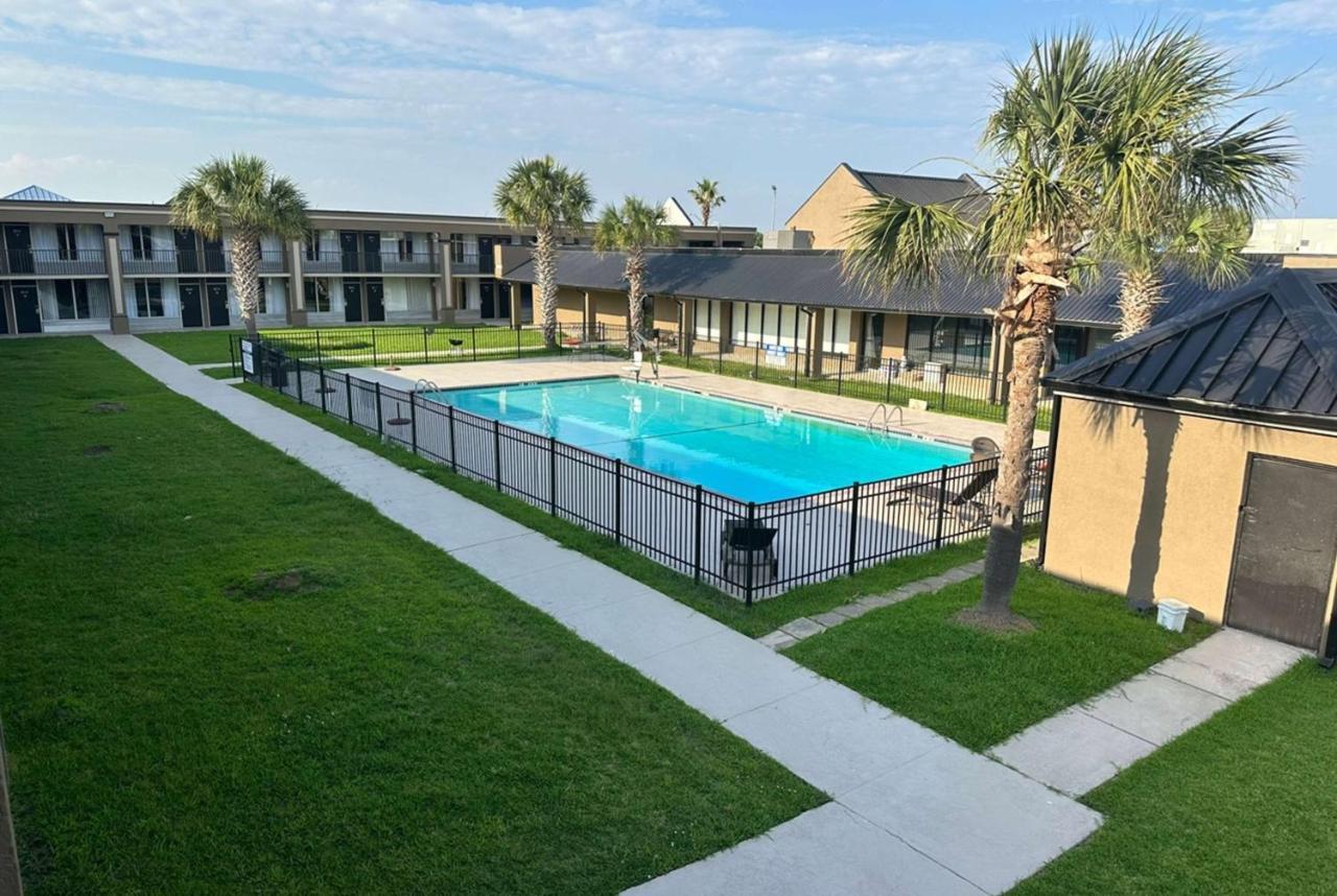 Days Inn & Suites By Wyndham Jennings Bagian luar foto