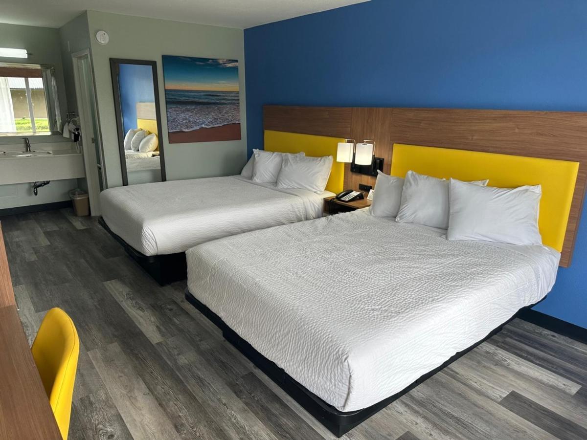 Days Inn & Suites By Wyndham Jennings Bagian luar foto