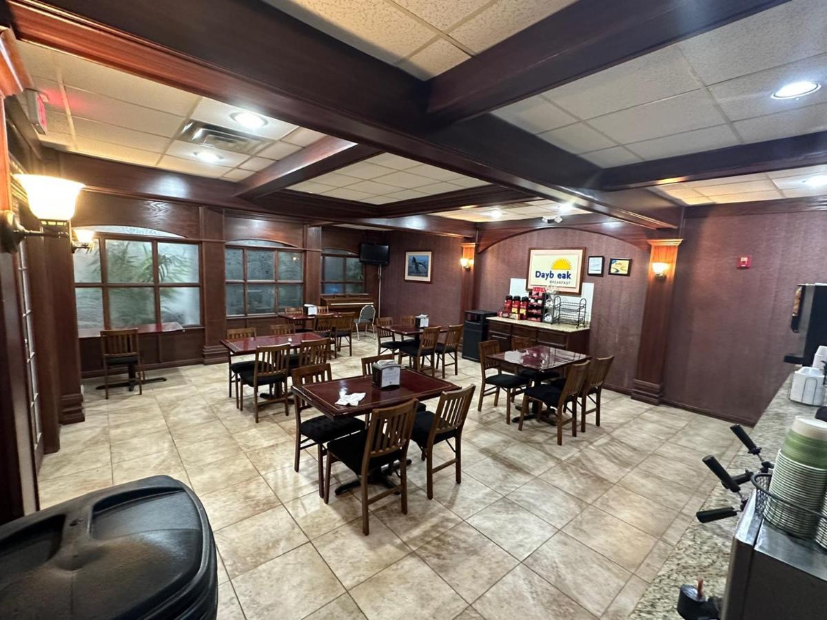 Days Inn & Suites By Wyndham Jennings Bagian luar foto