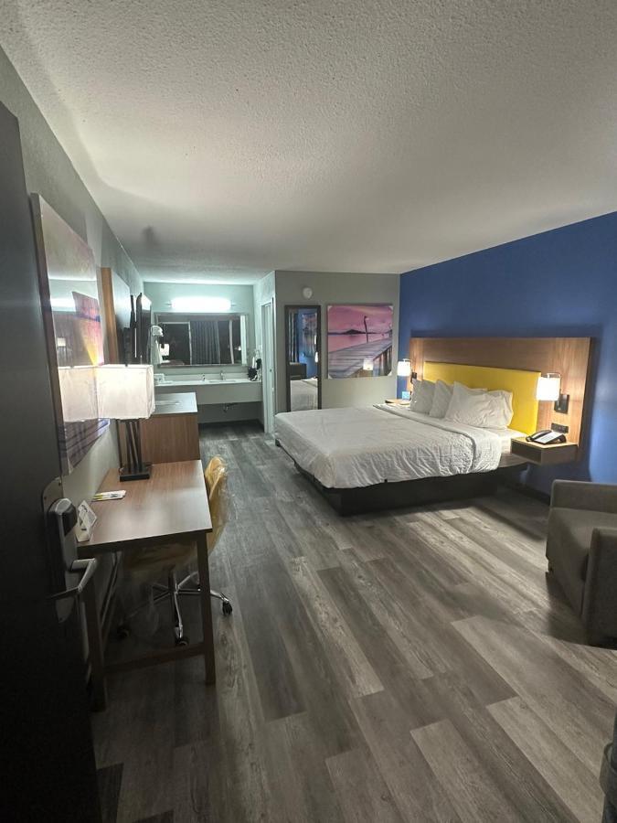 Days Inn & Suites By Wyndham Jennings Bagian luar foto