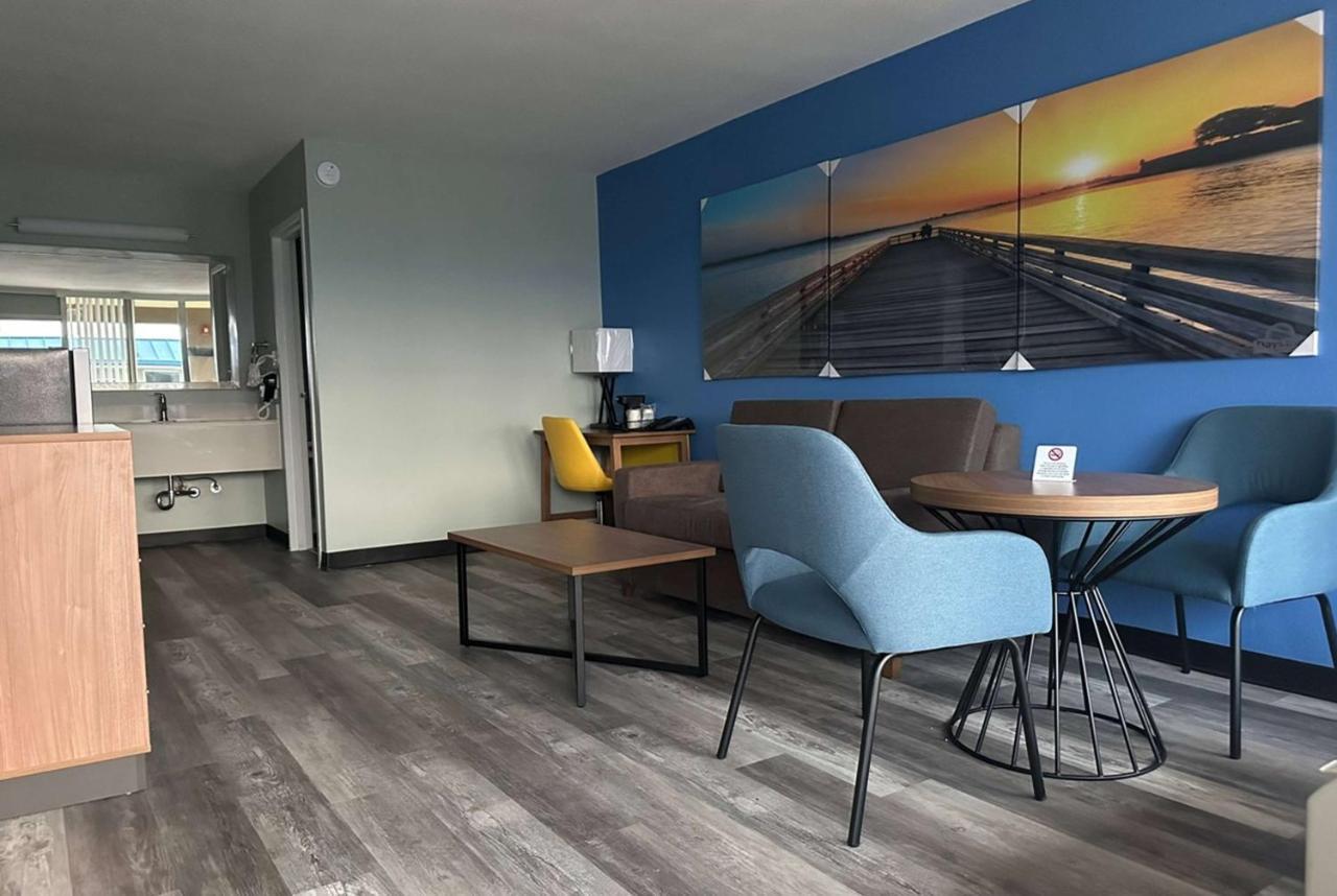 Days Inn & Suites By Wyndham Jennings Bagian luar foto