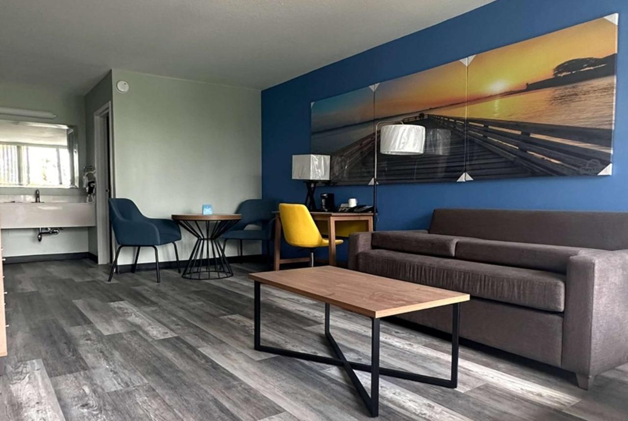 Days Inn & Suites By Wyndham Jennings Bagian luar foto
