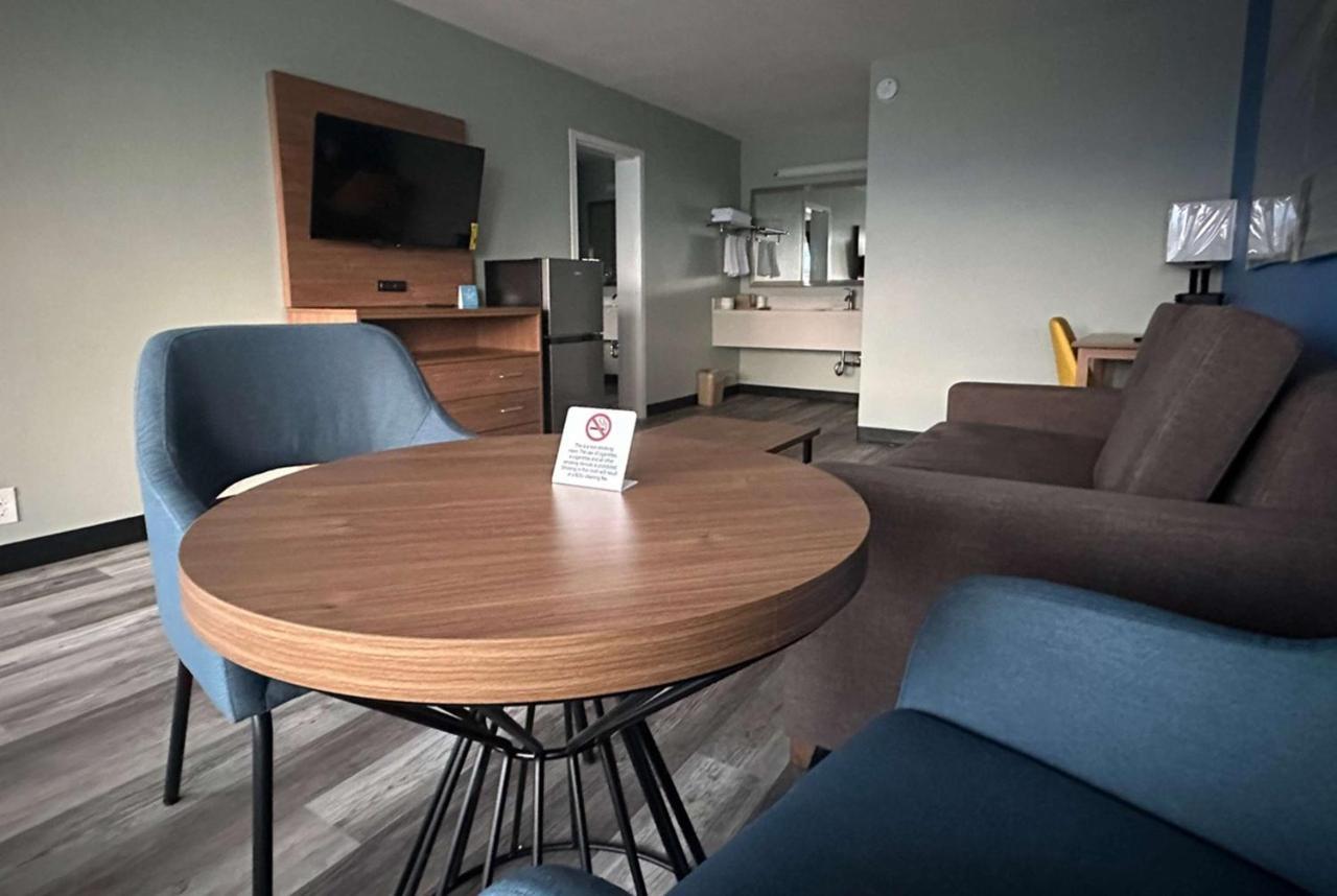Days Inn & Suites By Wyndham Jennings Bagian luar foto