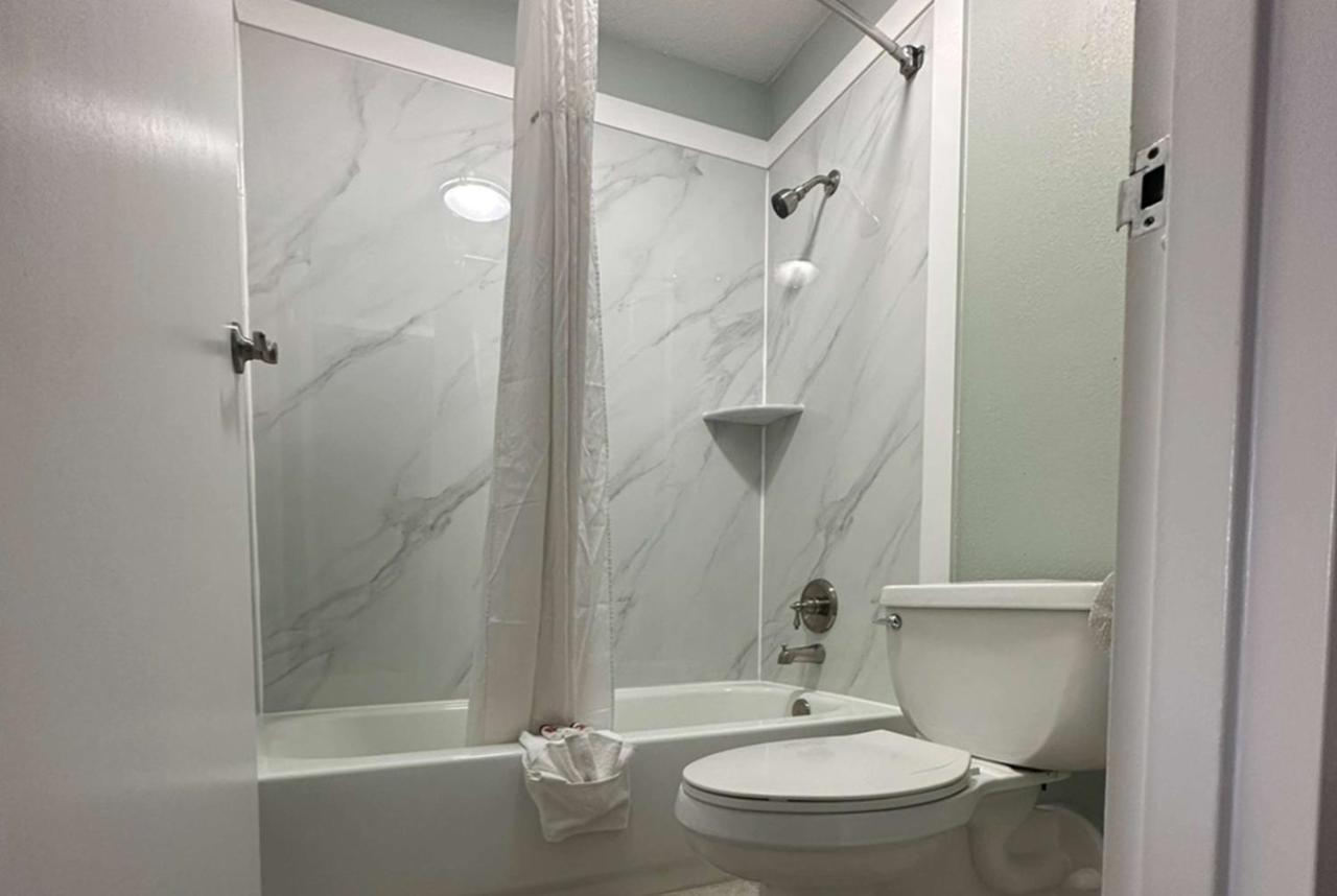 Days Inn & Suites By Wyndham Jennings Bagian luar foto