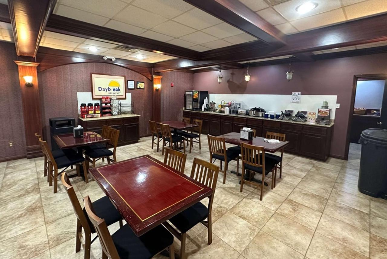 Days Inn & Suites By Wyndham Jennings Bagian luar foto