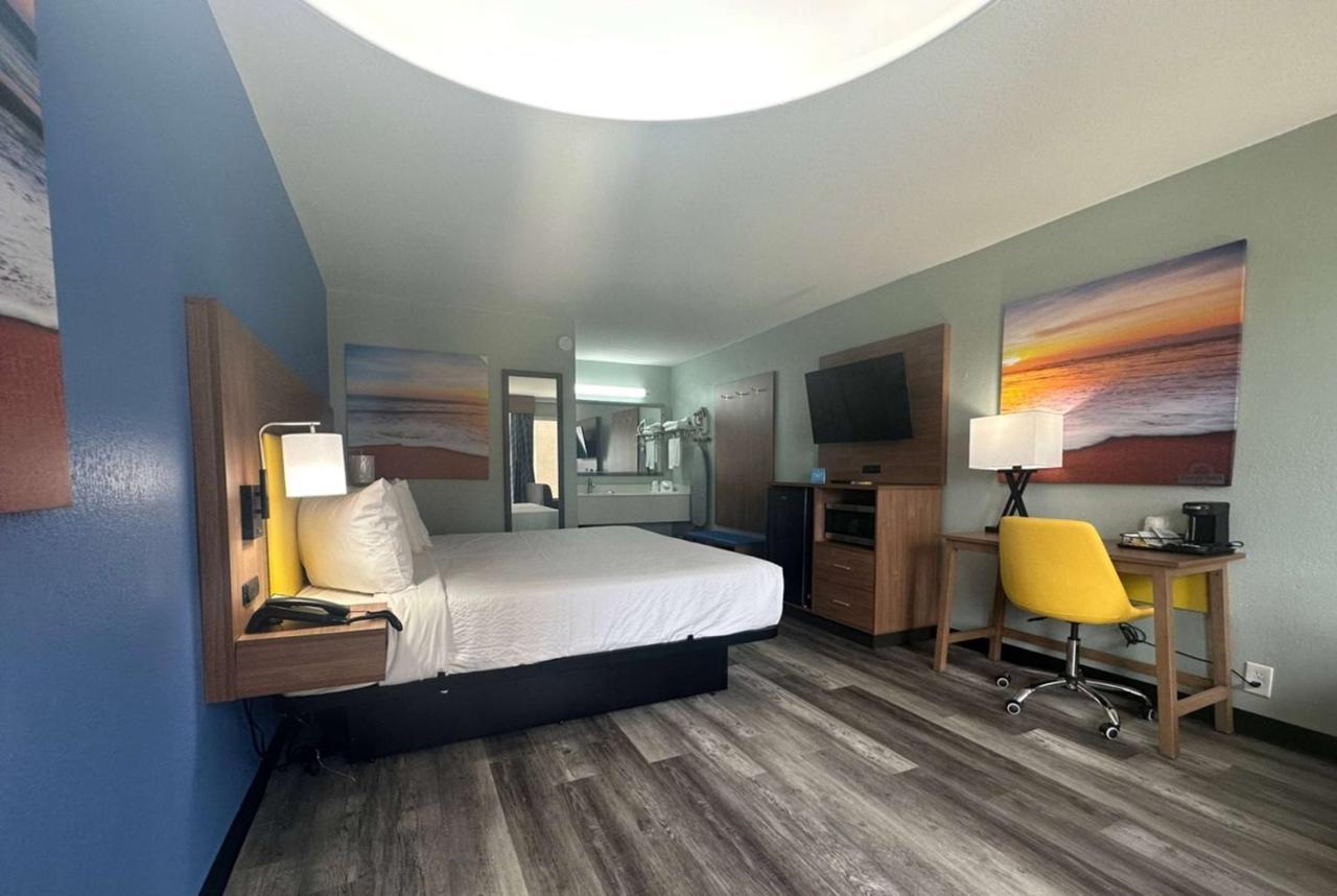 Days Inn & Suites By Wyndham Jennings Bagian luar foto