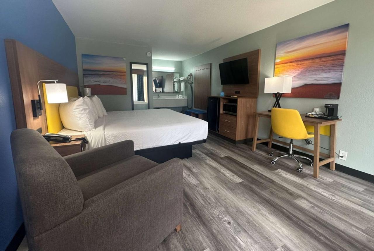 Days Inn & Suites By Wyndham Jennings Bagian luar foto