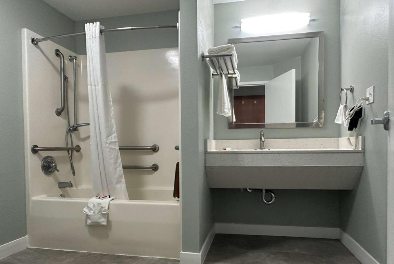 Days Inn & Suites By Wyndham Jennings Bagian luar foto