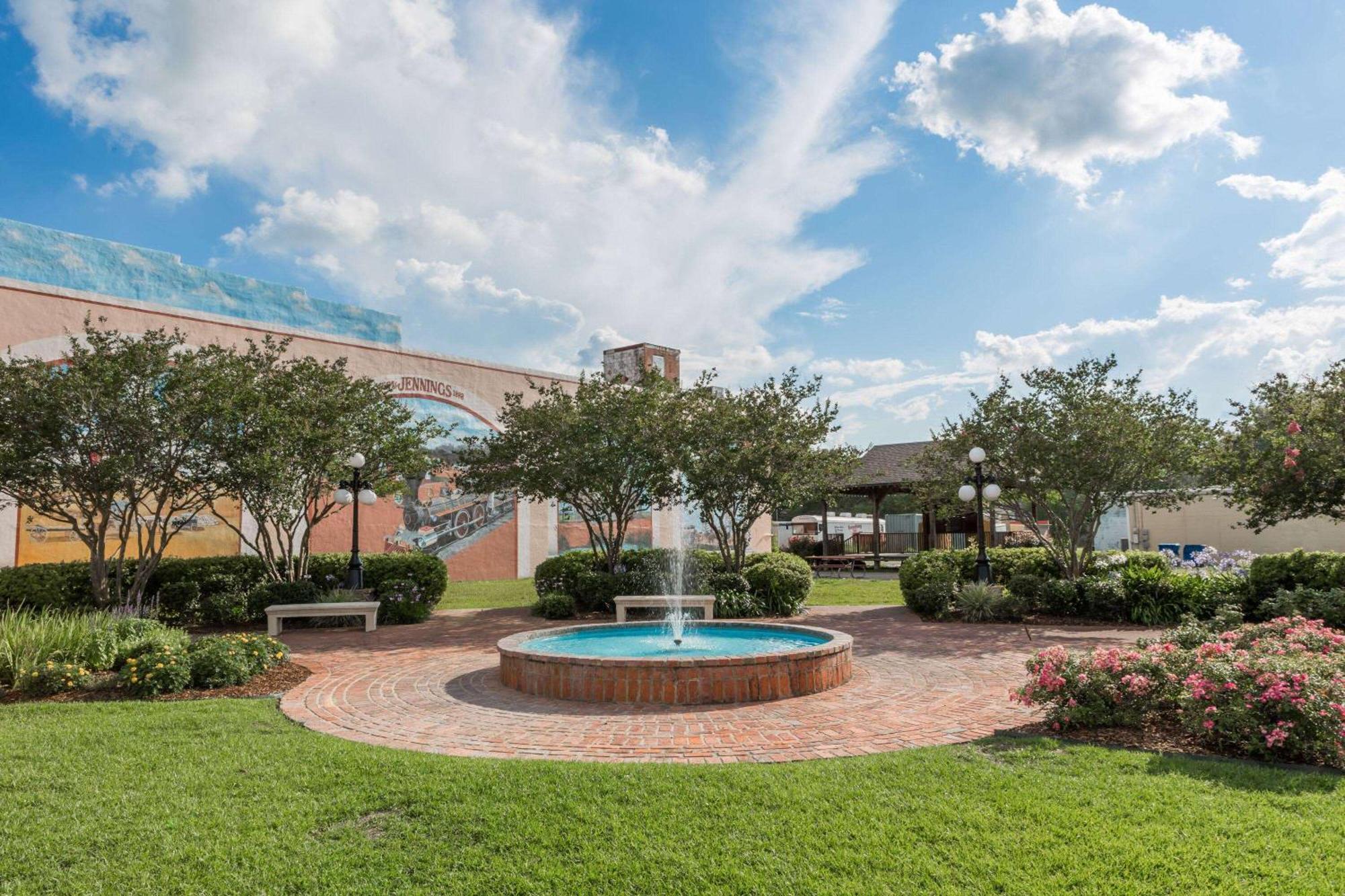 Days Inn & Suites By Wyndham Jennings Bagian luar foto