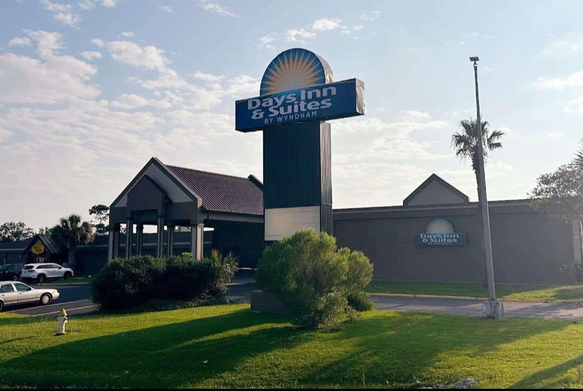 Days Inn & Suites By Wyndham Jennings Bagian luar foto