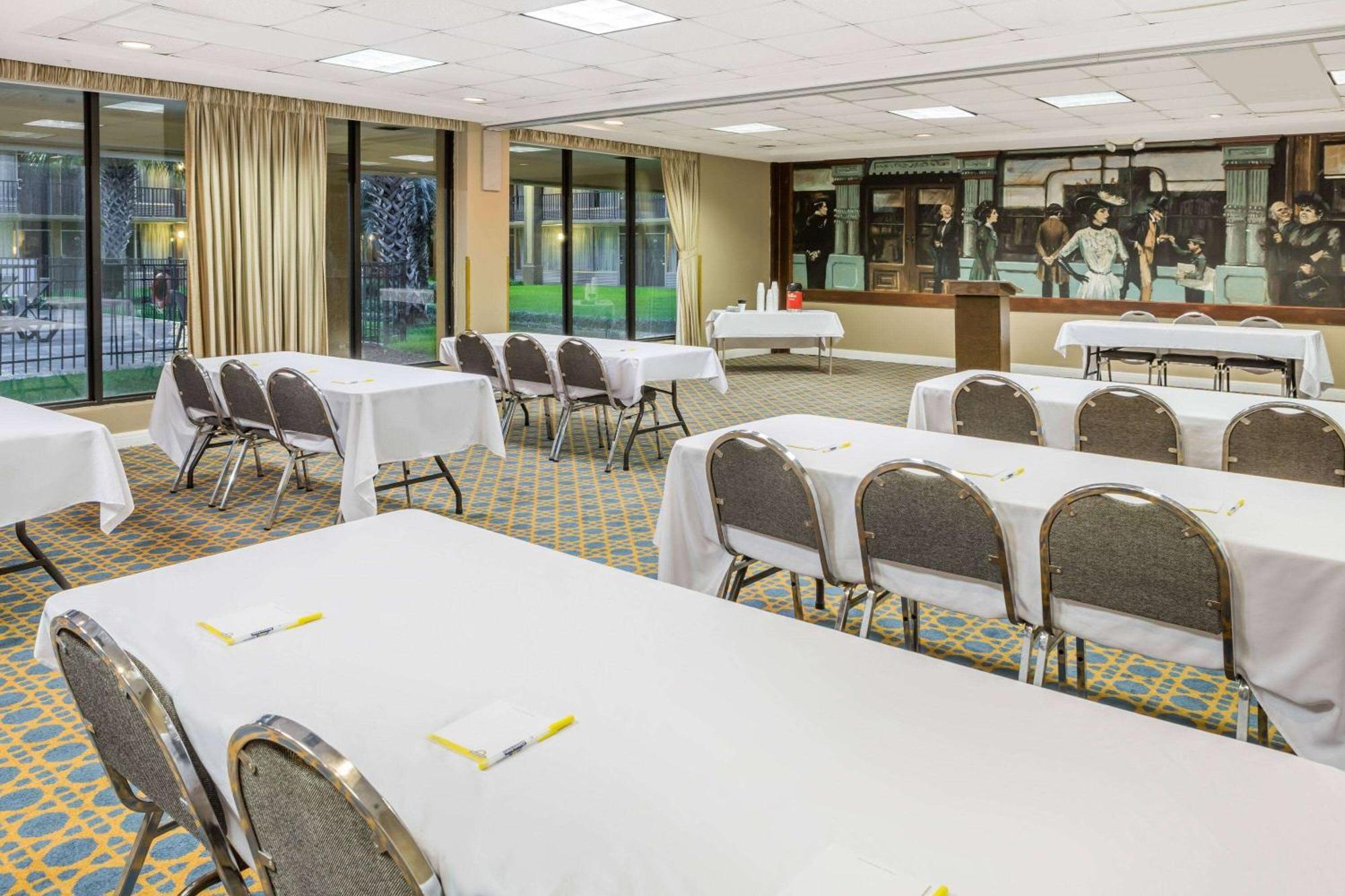 Days Inn & Suites By Wyndham Jennings Bagian luar foto